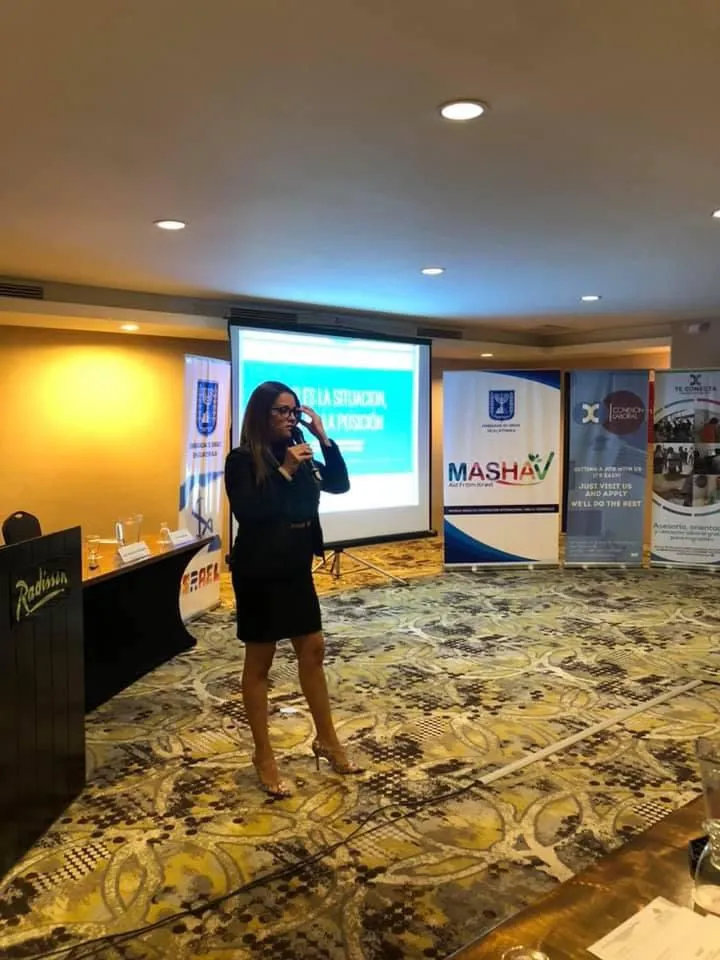 Con3xión speaker presenting at a conference