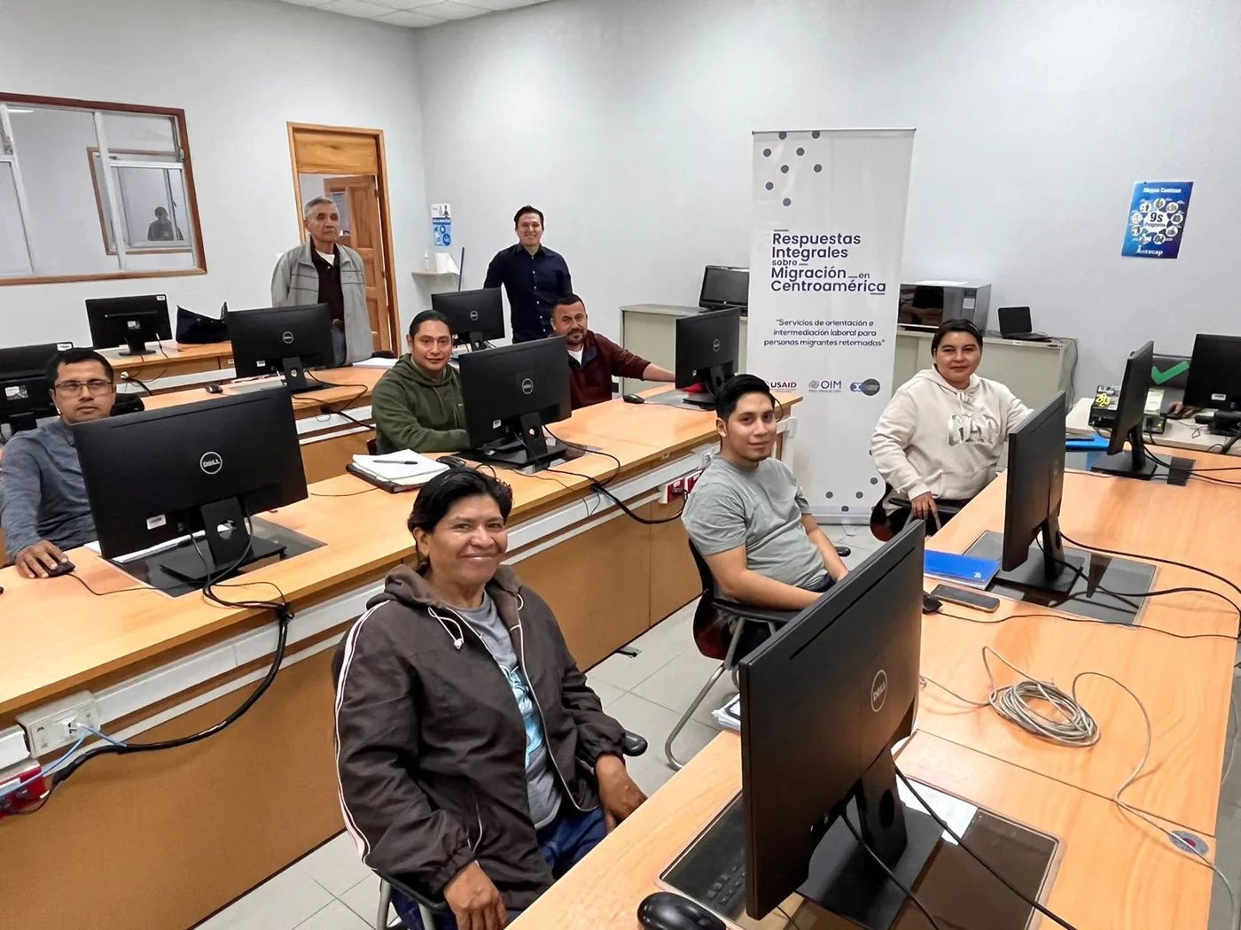 Con3xión team with participants in a training room